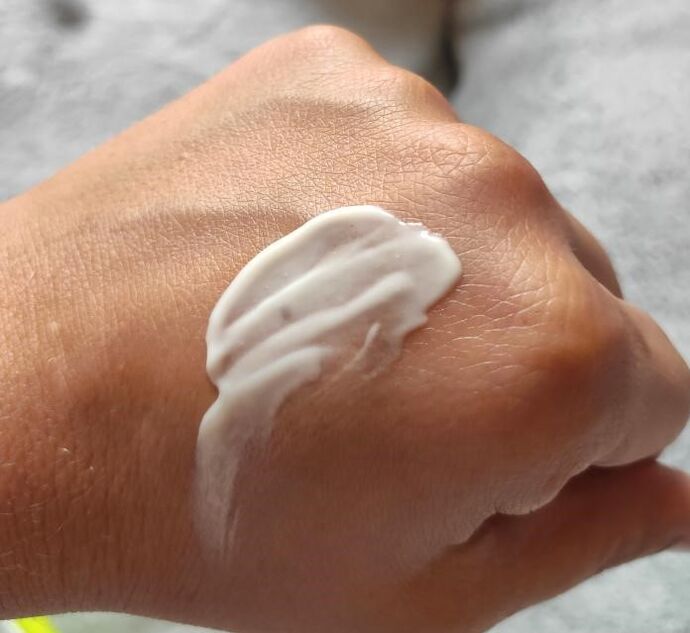 Foto della crema sulla mano, esperienza nell'uso di Exodermin