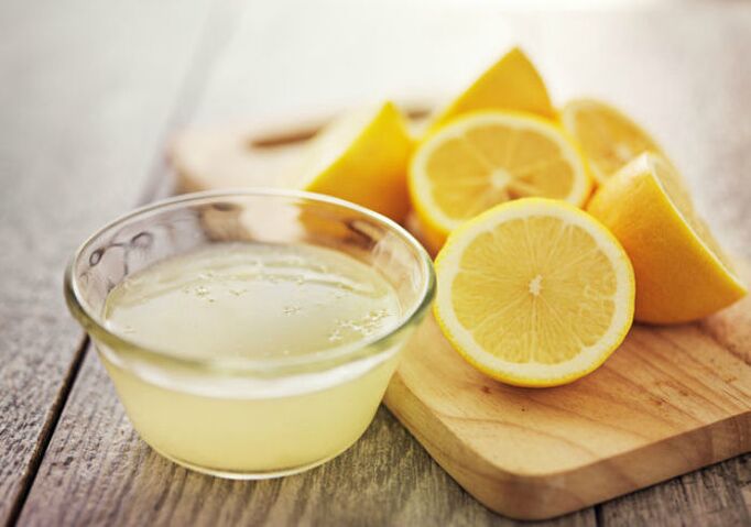 limone e aceto per i funghi delle unghie dei piedi