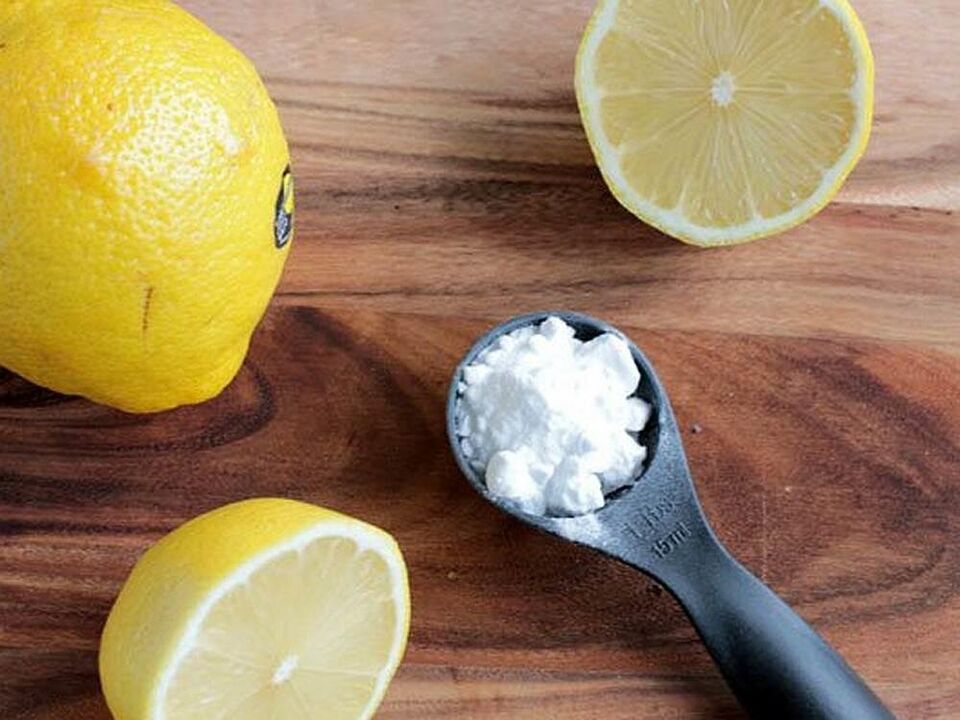 limone e soda per i funghi delle unghie dei piedi