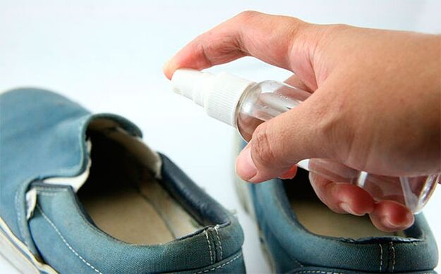 Durante il trattamento del fungo è necessario trattare le scarpe con una soluzione speciale. 