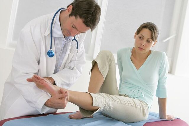 Se sospetti un fungo dell'unghia del piede, dovresti farti visitare da un medico. 