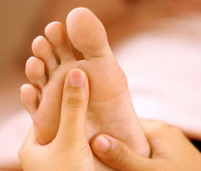 Un'infezione fungina si manifesta principalmente con desquamazione della pelle sui piedi e prurito. 