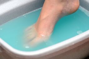 Bagni con aceto di sidro di mele per il trattamento del fungo sulle gambe