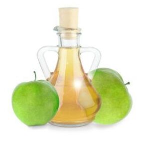 usare l'aceto di mele per i funghi delle unghie dei piedi