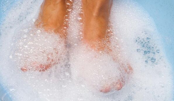 bagni con sapone da bucato per curare i funghi sulle unghie dei piedi