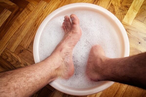 trattamento dei funghi sulle unghie dei piedi con un bagno di soda