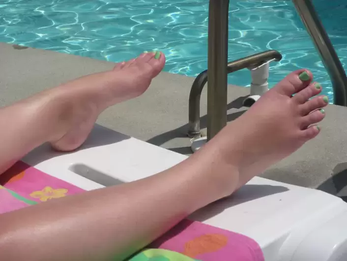 piedi senza funghi a bordo piscina