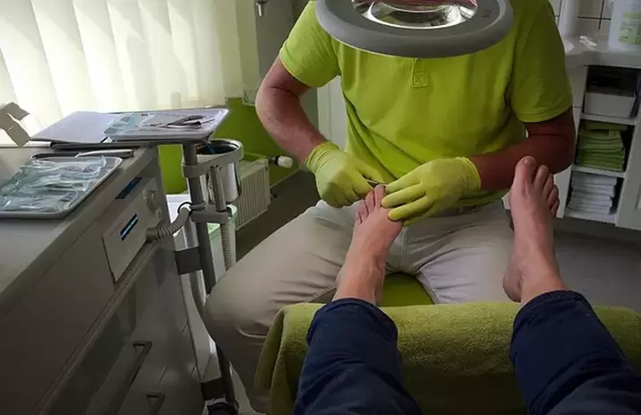 procedura di cura delle unghie dei piedi foot